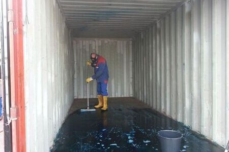 Bodenarbeiten an einem Container