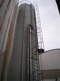 Industrieturm mit Leiter